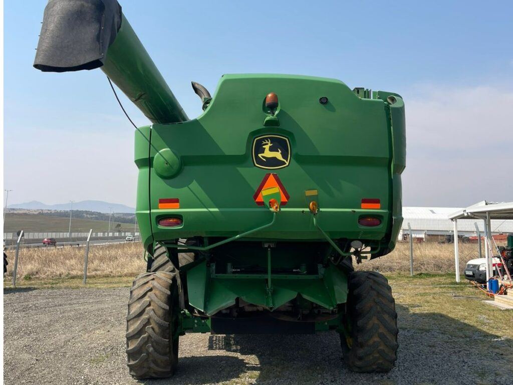 John Deere S660 Combine