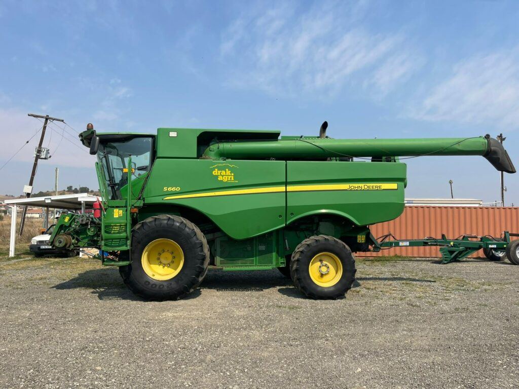 John Deere S660 Combine