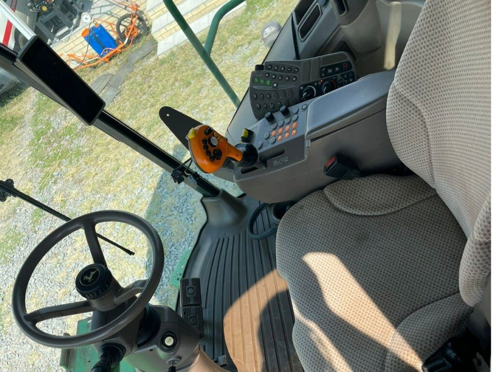John Deere S660 Combine