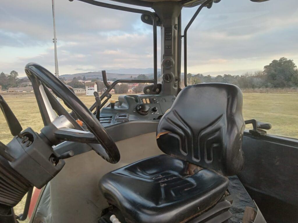McCormick MC 115 4WD cab (2012)