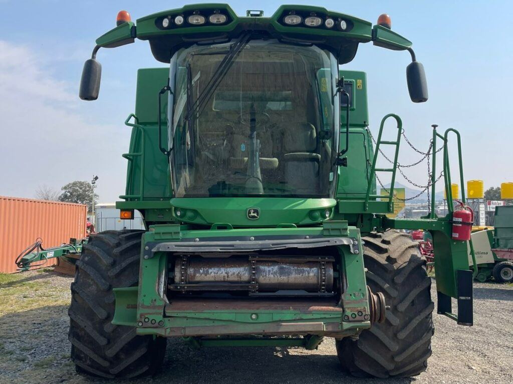 John Deere S660 Combine