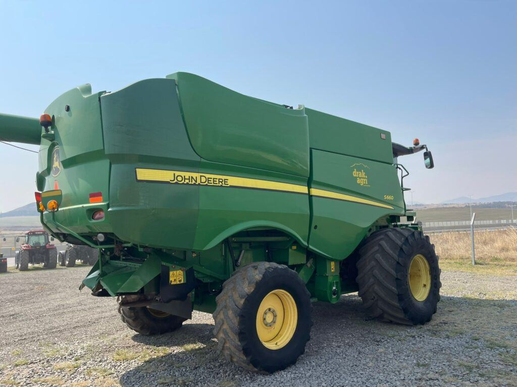 John Deere S660 Combine